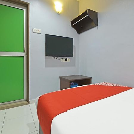 Oyo 90644 M Three Hotel Sitiawan Bagian luar foto