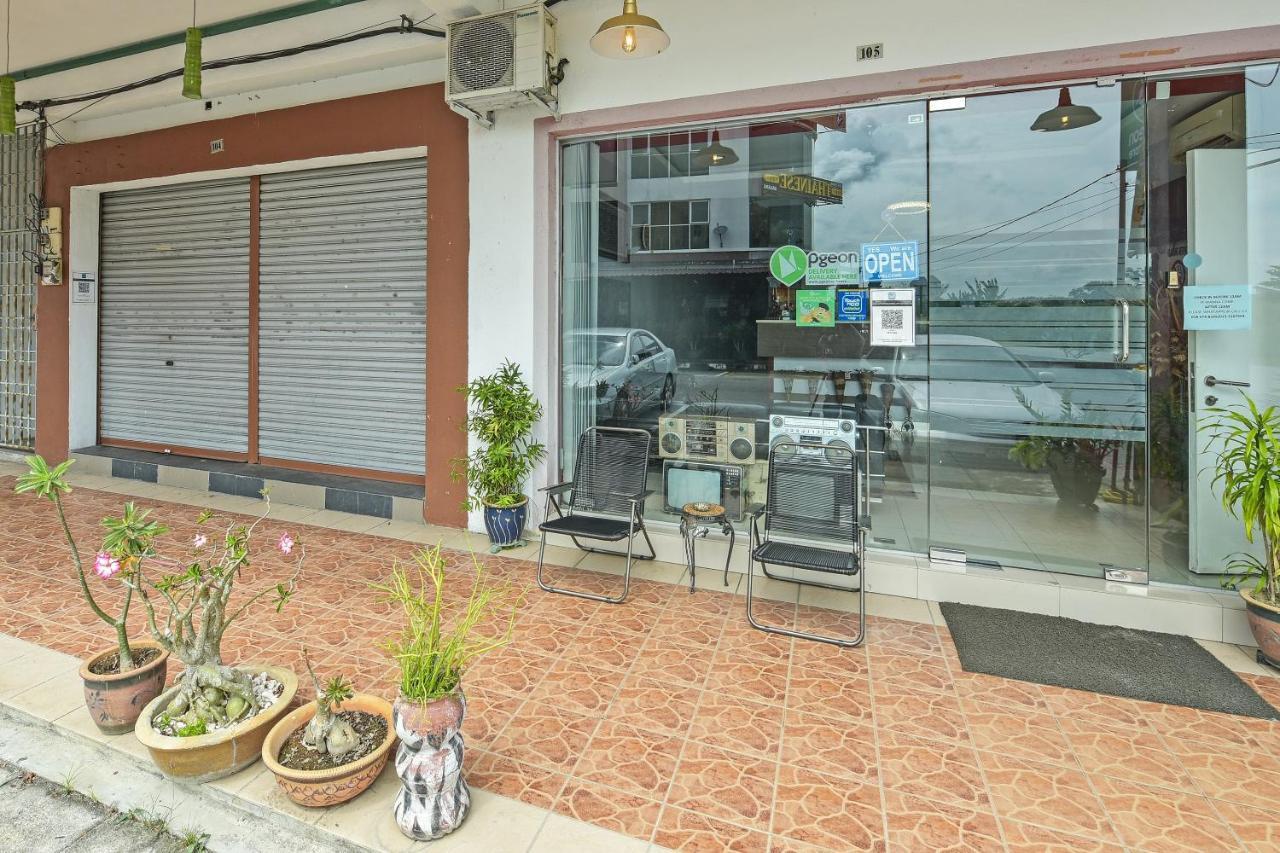 Oyo 90644 M Three Hotel Sitiawan Bagian luar foto