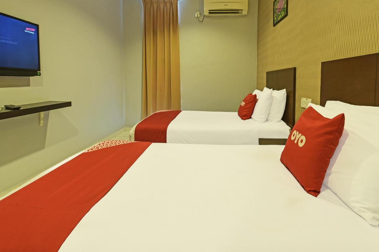 Oyo 90644 M Three Hotel Sitiawan Bagian luar foto