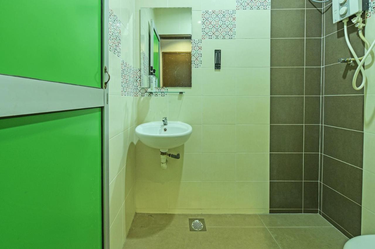 Oyo 90644 M Three Hotel Sitiawan Bagian luar foto